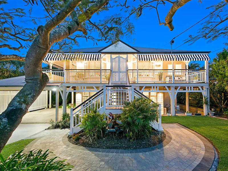 IMPECCABLE QUEENSLANDER WITH ELEGANCE AND CHARM