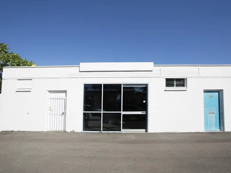 COMMERCIAL - Large shop frontage