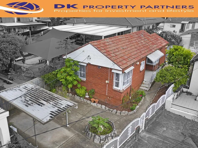 GREAT OPPORTUNITY: LOCATION & CONVENIENCE 