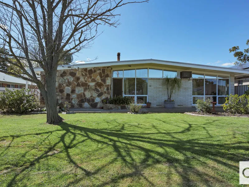 Retro home on 907sqm with fantastic rural views