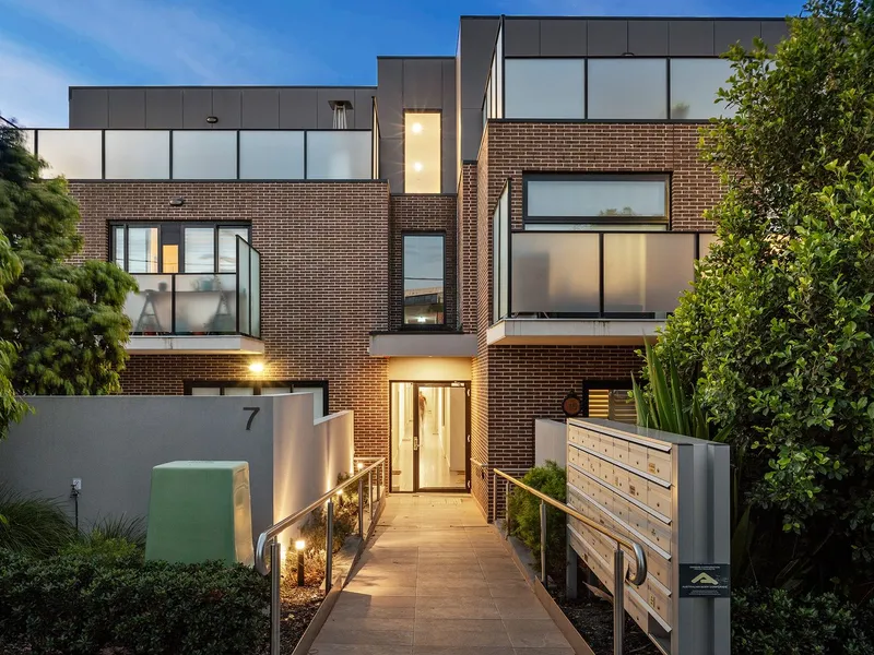 Stylish 2-Bedroom Apartment in Leafy Brighton Setting