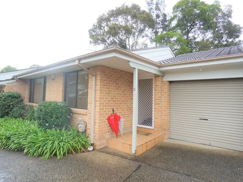 Neatly appointed villa enjoys central convenience and quality low-maintenance living. Walking distance to Epping Station, Shops and local amenities!!!