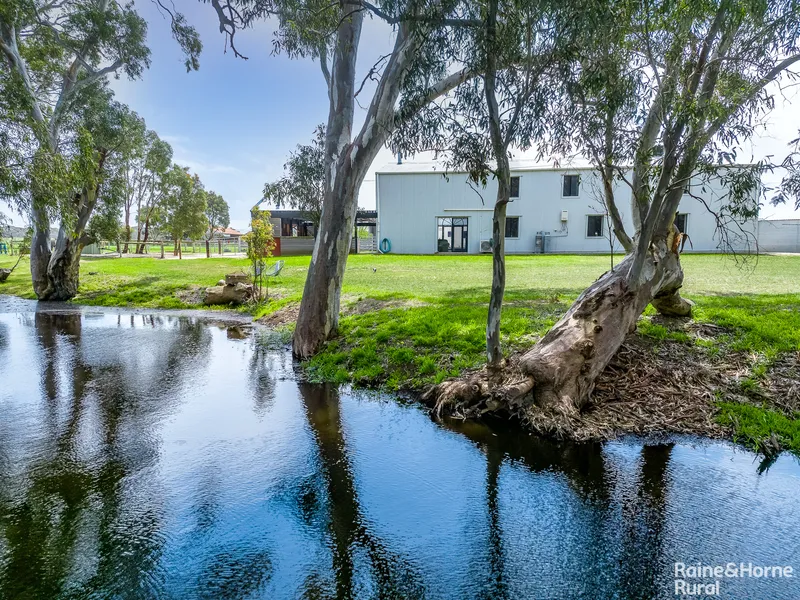 Slip into the unexpected on 32ha of stud-ready land with chic semi-industrial living…