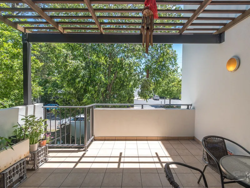 LOCATION, LOCATION, LOCATION! 3 BEDROOM APARTMENT IN GORDON PARK!