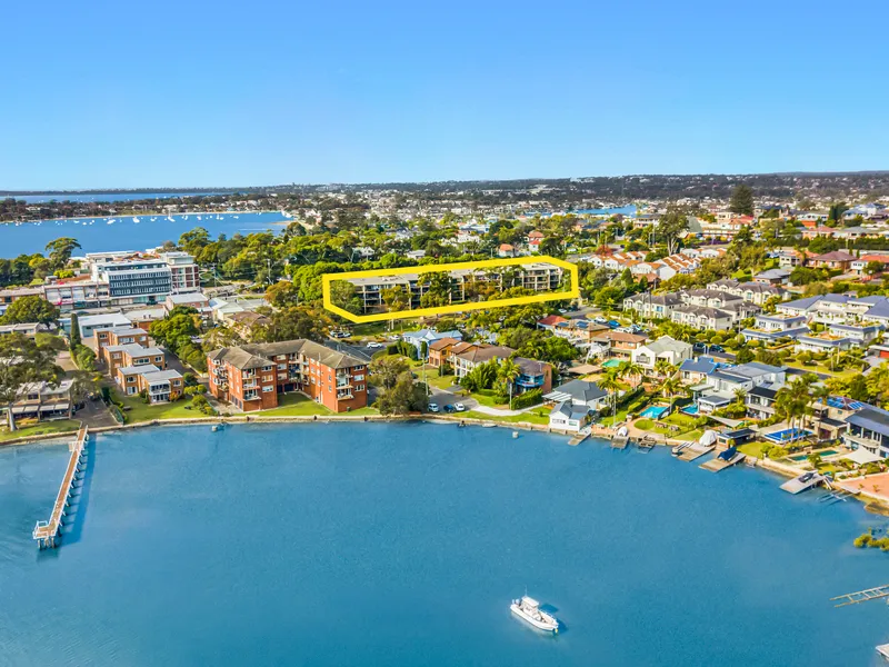 IMPRESSIVE BAYSIDE APARTMENT WITH WATERVIEWS