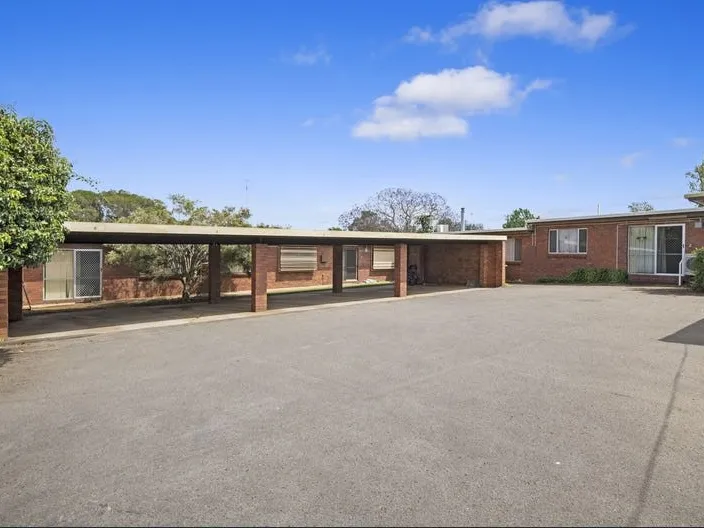 ONE UNIT LEFT IN A GREAT COMPLEX!