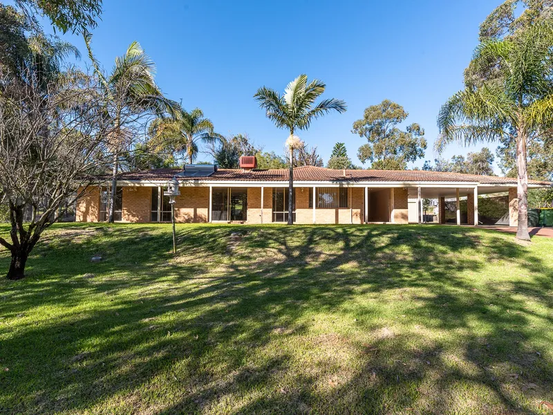 Beautiful Semi Rural Style Property Close to Amenities