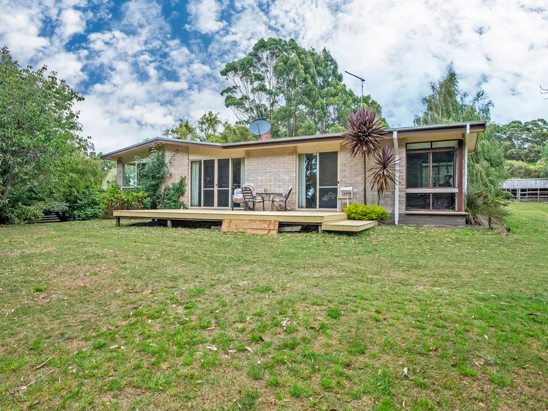TWO FOR THE PRICE OF ONE! ParkLike Setting House & Cottage on 1.238 HA
