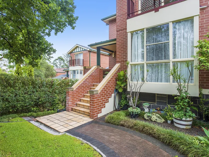 LARGE DOUBLE BRICK TOWNHOUSE IN THE HEART OF LINDFIELD