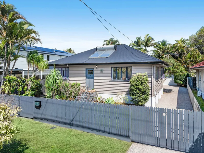 Beautiful Breezy Cottage in the Manly School Catchment