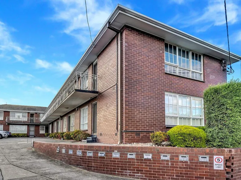 RENOVATED INNER CITY PAD WITH CITY VIEWS