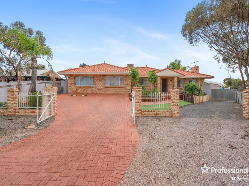 LARGE HANNANS HOME WITH POOL AND SHED!