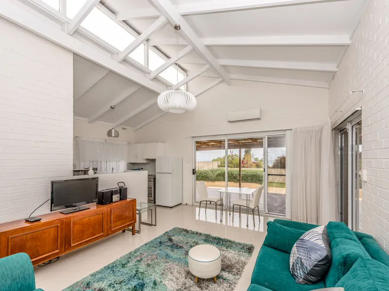 Fully Furnished Retro Haven!