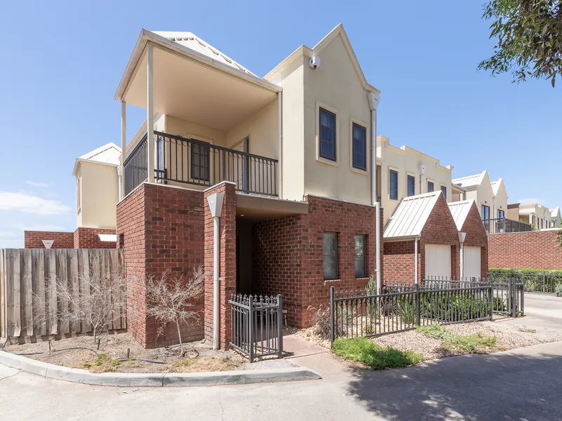EXCELLENT POSITION & FULLY RENOVATED TOWNHOUSE