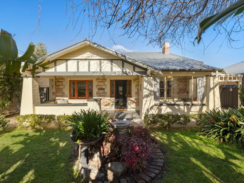 A Classic Coastal Bungalow with Seamless Extension