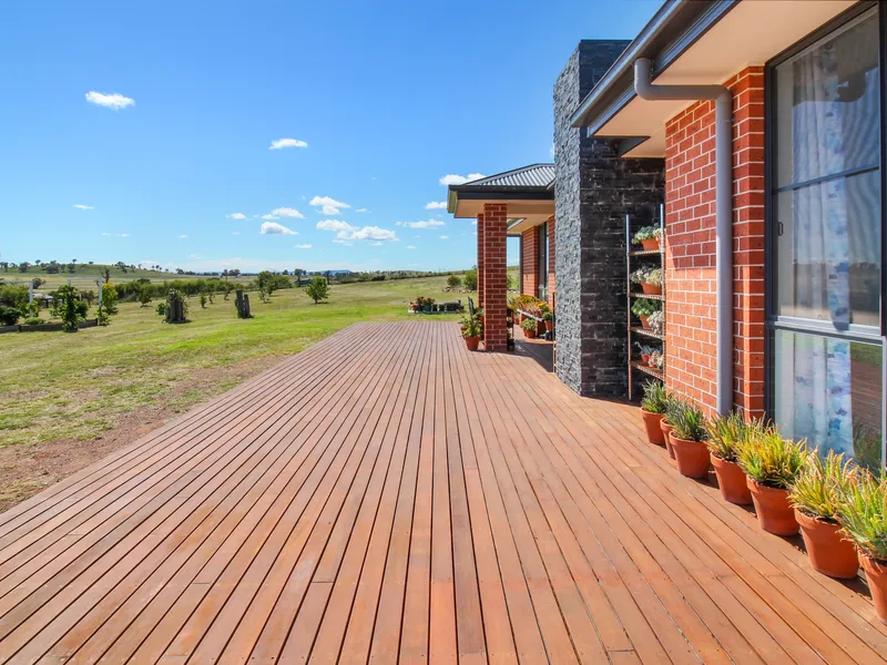 Peaceful and private home on the edge of town