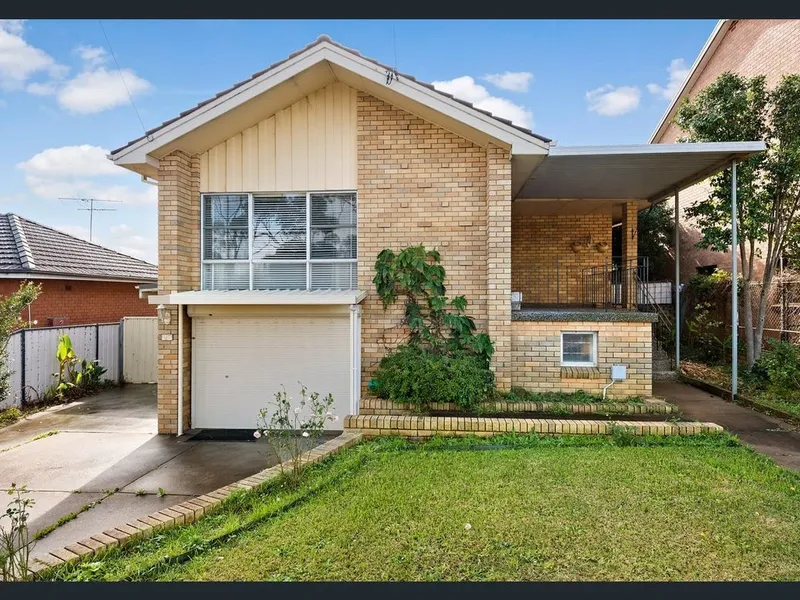 BEAUTIFUL, BIG 6 ROOM BRICK-VENEER HOUSE, BLACKTOWN