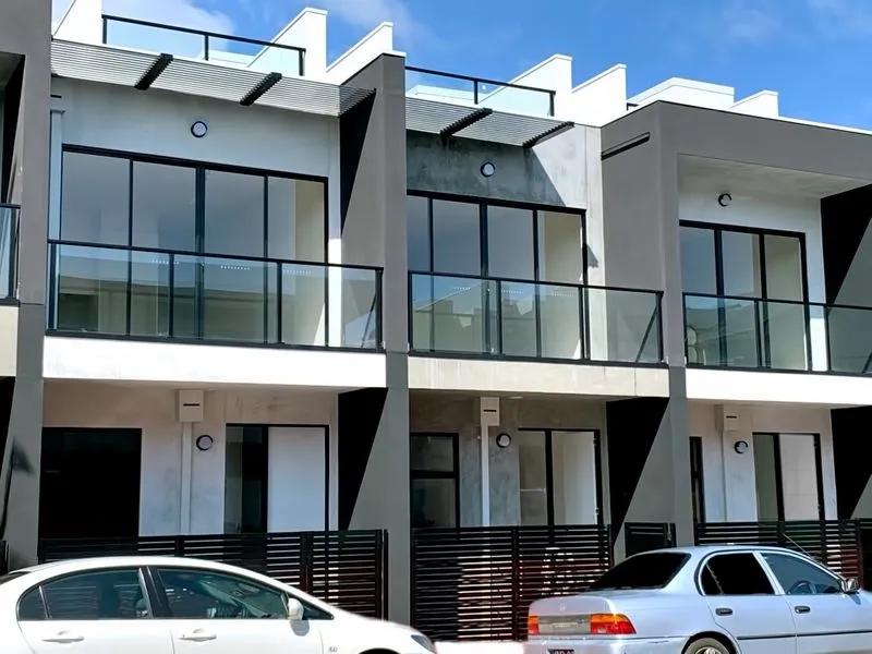 Brand New Town Home.. Meters to Beach