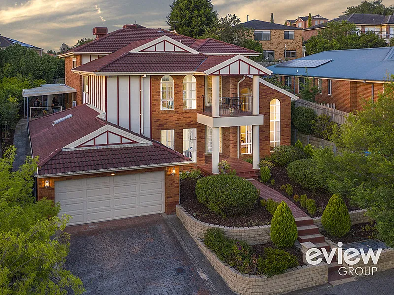 4 LIVING AREAS, PRESTIGOUS LOCATION AND A BOLD STATEMENT!