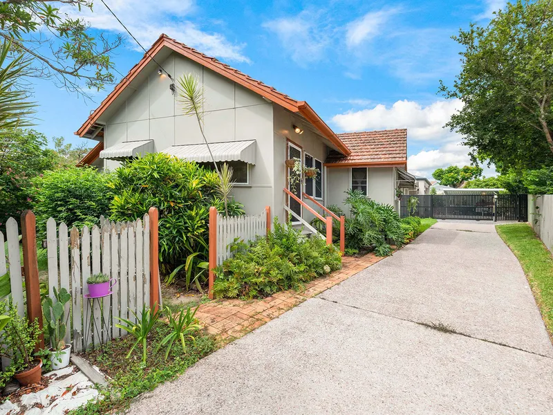 Charming Cottage style home in Great Location!