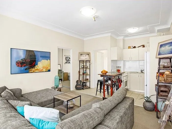 Beachside 2 bedroom apartment with secure parking