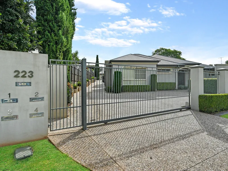 Stylish Unit Overlooking East Creek Parklands