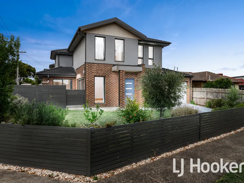 LUXURY MASTERPIECE IN A BRILLIANT LOCATION!