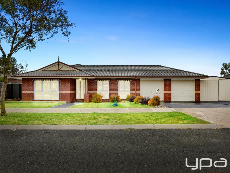 GOLF COURSE VIEWS ON A LARGE 984M2 APPROX BLOCK. 
