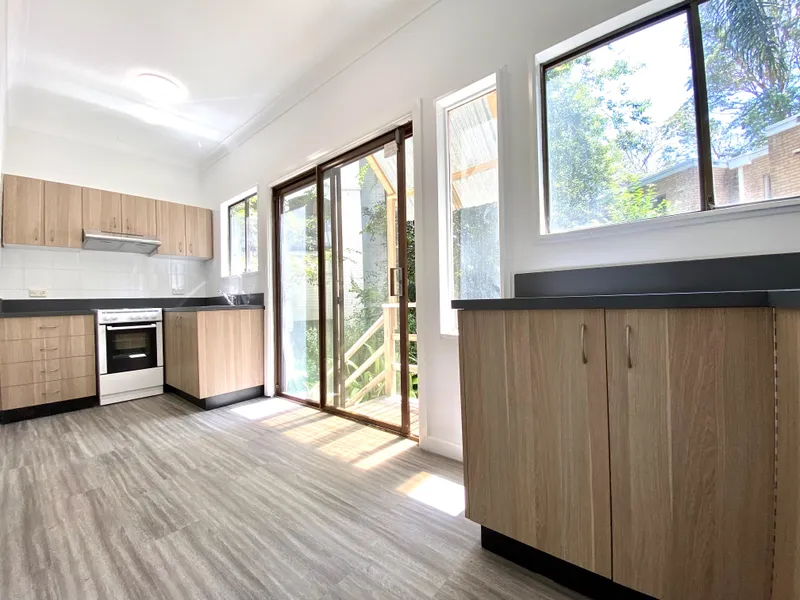 Townhouse-sized 3 bed courtyard unit in handy location!