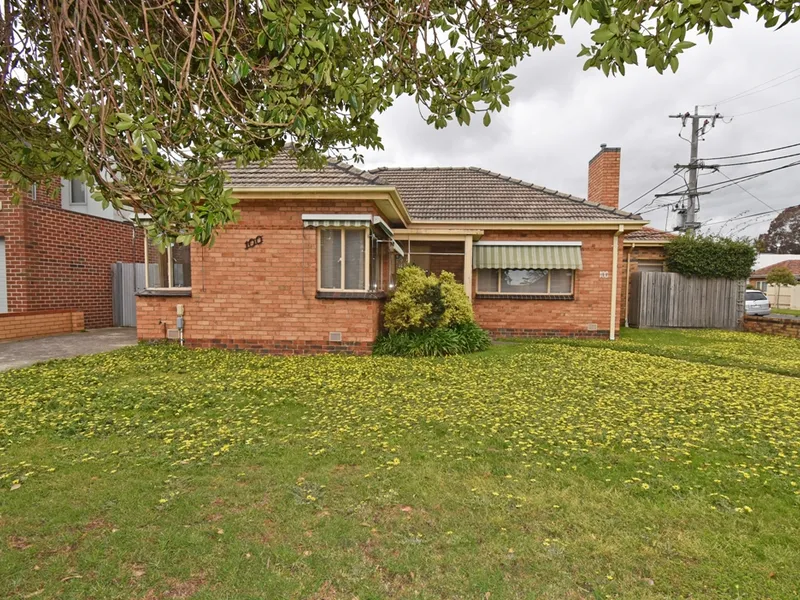 CLASSIC LIVING IN THE HEART OF BENTLEIGH