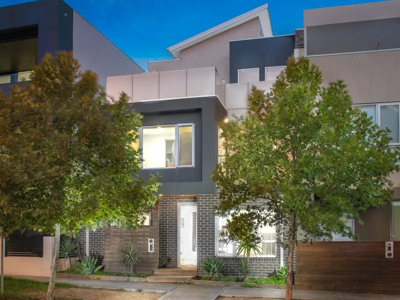 SPLENDID LIFE STYLE & DUAL LIVING BY THE LAKE CAROLINE !