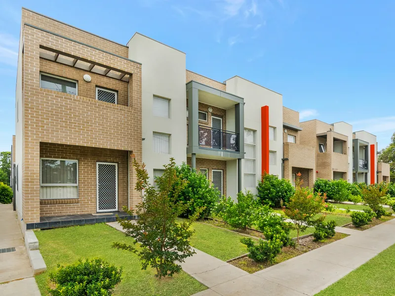 Bright & Spacious Townhouse with Contemporary Design