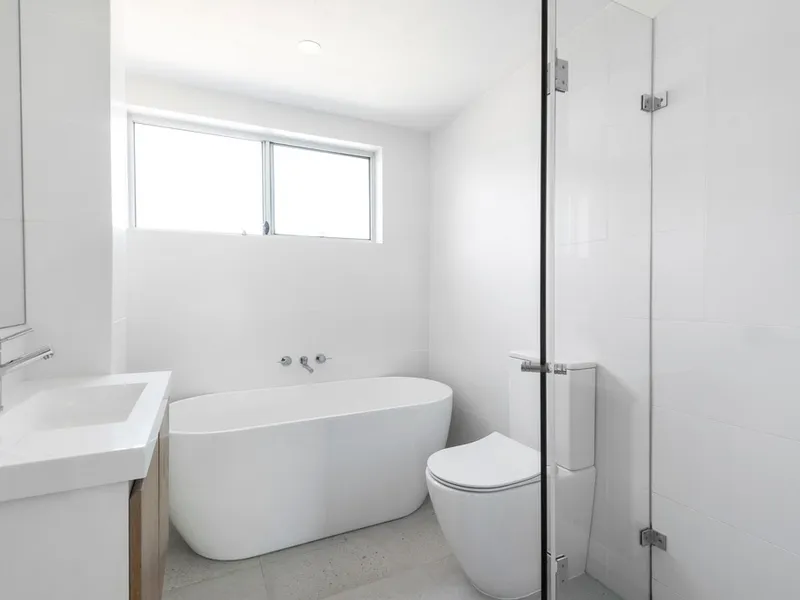 NEAR THE BEACH - STYLISH - NORTH-EAST FACING!