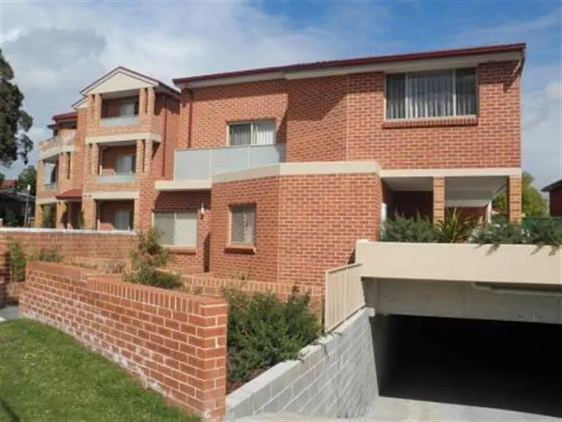 Modern Two Bedroom Townhouse With Lockup garage