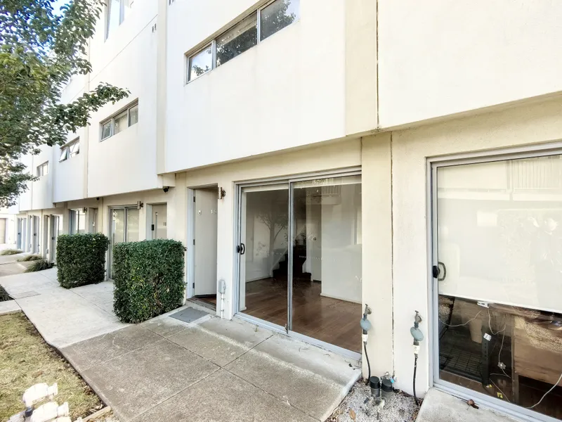 Modern Living Awaits: Lease This Stunning 3-Storey Townhouse Today!