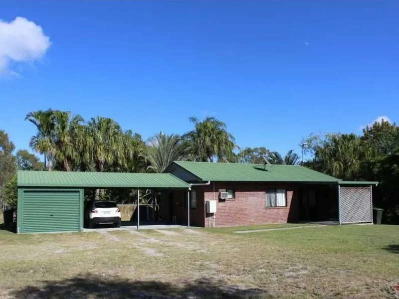 Brick cottage on 4.7 acre with dam & large shed in quiet cul-de-sac