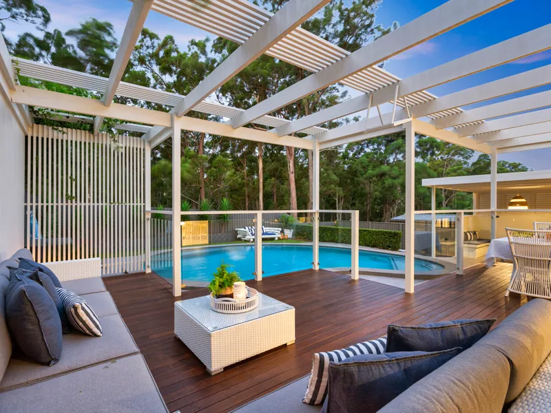 Coastal Hamptons Abode - Parkside Living in the Benowa Hills