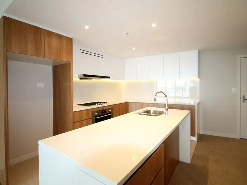 Near New Spacious Apartment with Extra Large Winter Garden! Close to the Bridge!