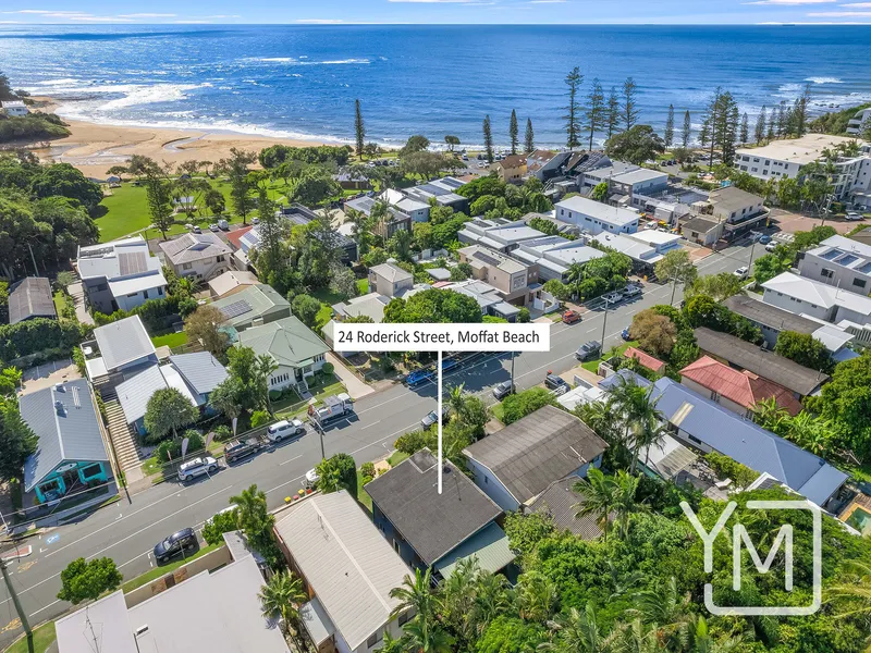 Stylish Beach House - Moments to Moffat Beach - Perfect Coastal Lifestyle