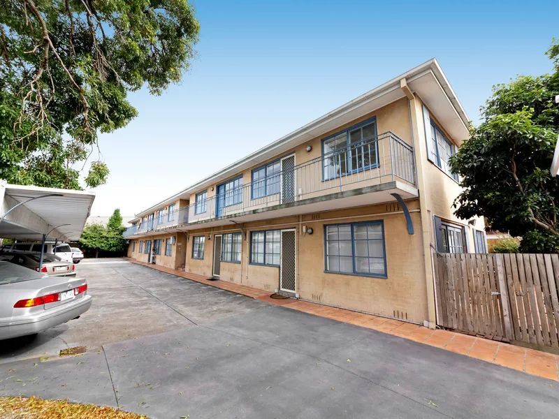 Close to Shops and Transport!