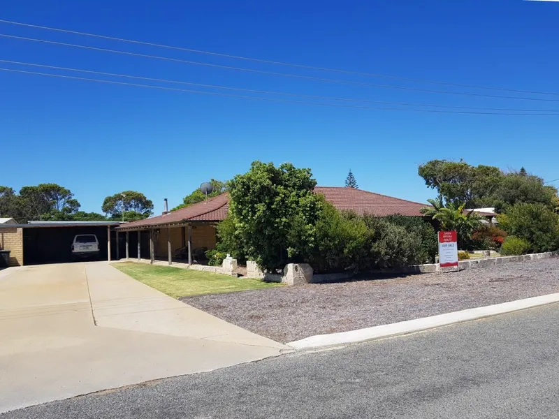 HOMESTEAD, 1,311 sqm BLOCK, BRICK SHED & MORE