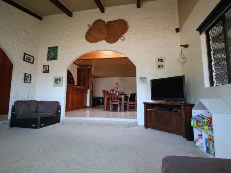 CHARACTERISTIC BEACH  HOME.... with double block & shed