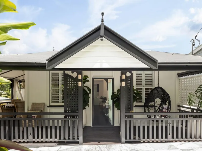 A uniquely designed 4 bed Paddington cottage not to be missed!