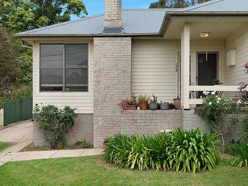 Original Berry Cottage 500m to town.