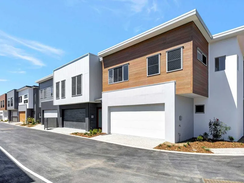 Modern Four Bedroom Townhouse with ducted air con!