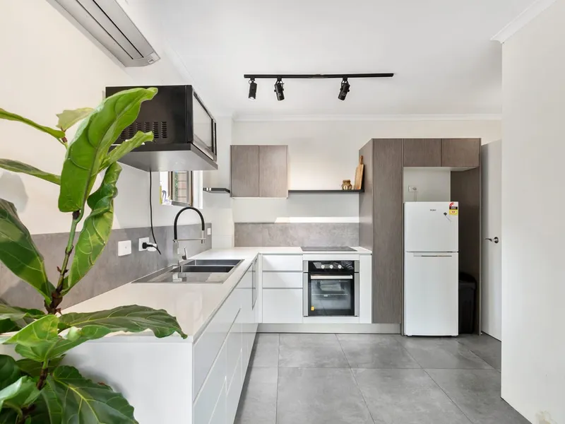 Walk to Noosa Main Beach & Restaurant Strip - FULLY FURNISHED - $600 per week - Available Now!