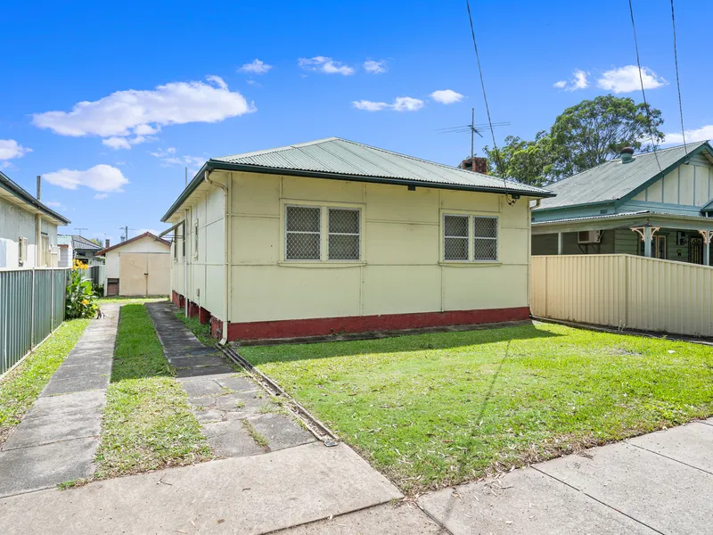 CLASSIC COTTAGE WITH PARK VIEWS - 490SQM BLOCK