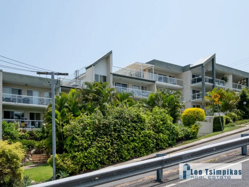 Wonderful open plan unit spread over 2 levels - Highgate Hill