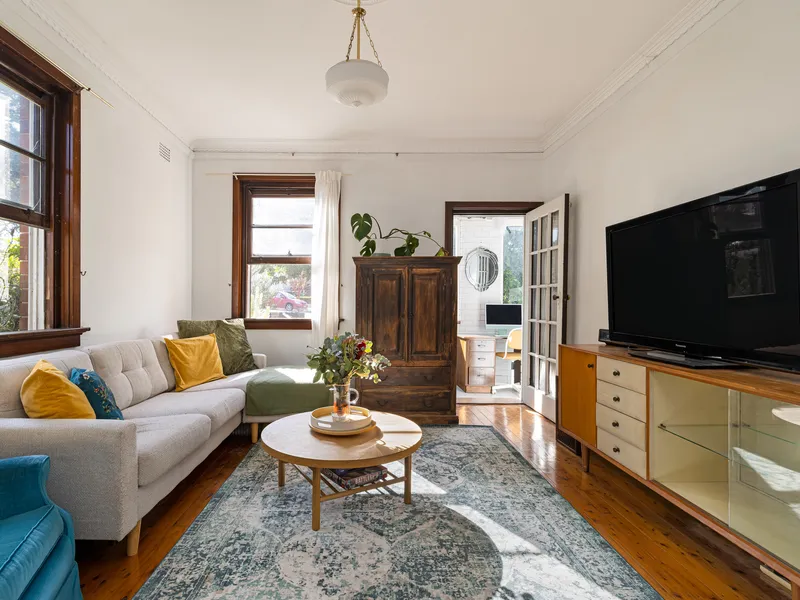 Flawless Art-Deco apartment enhanced with northern light, exposed brick and shared gardens