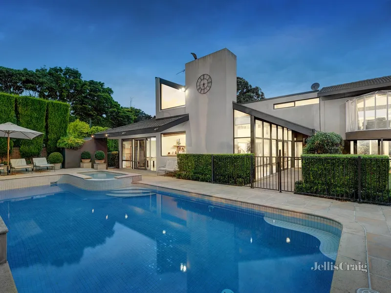 Landscaped luxury, maximum entertaining space